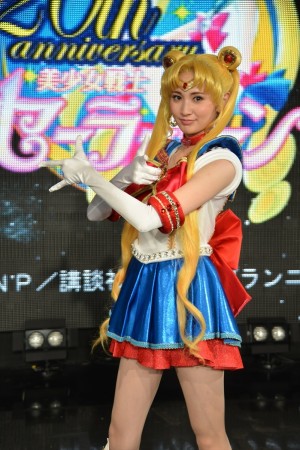 セーラームーンの決めポーズを取る大久保聡美