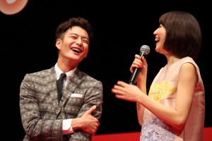 『潔く柔く』完成披露舞台挨拶に登壇した長澤まさみと岡田将生