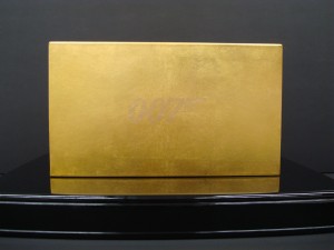 全面金箔！ まばゆい煌めきを放つ「007黄金BOX」が完成