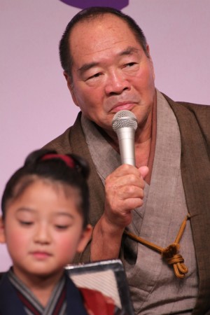 『おしん』完成披露会見に登場したガッツ石松