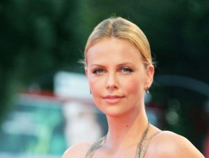 シャーリーズ・セロン、『テッド』セス・マクファーレンとやっぱり交際中!?