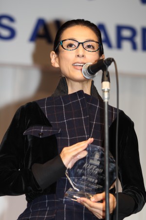 「第26回 日本 メガネ ベスト ドレッサー賞 表彰式」<芸能界部門>鈴木保奈美