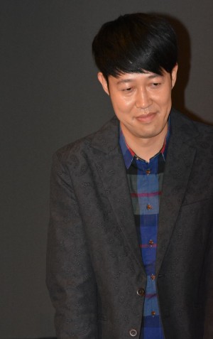 映画『陽だまりの彼女』初日舞台挨拶に出席した小籔千豊