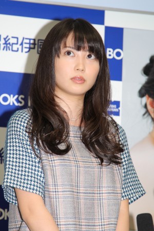 2014年カレンダー発売記念イベントにて囲み取材に応じる志田未来