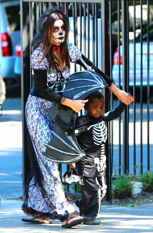 サンドラ・ブロック、息子ルイスとノリノリのハロウィン・コスチュームで出現