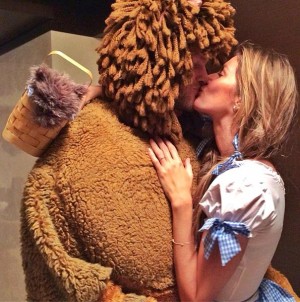 『オズの魔法使い』のドロシーとライオンに扮したジゼルとトム(※ジゼル・ブンチェンのインスタグラムより)