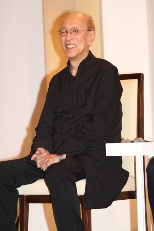 蜷川幸雄、舞台『冬眠する熊に添い寝してごらん』製作発表にて