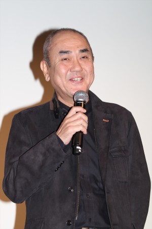 『東京難民』完成披露舞台挨拶に登場した佐々部清監督