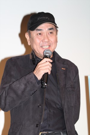 『東京難民』完成披露舞台挨拶に登場した佐々部清監督
