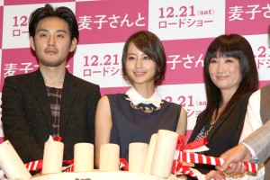 (左から)松田龍平、堀北真希、余貴美子、映画『麦子さんと』女性限定プレミア試写会にて