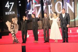 (左から)柴咲コウ、真田広之、キアヌ・リーヴス、浅野忠信、菊地凛子、カール・リンシュ監督、『47RONIN』ワールドプレミアにて