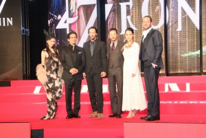 (左から)柴咲コウ、真田広之、キアヌ・リーヴス、浅野忠信、菊地凛子、カール・リンシュ監督、『47RONIN』ワールドプレミアにて