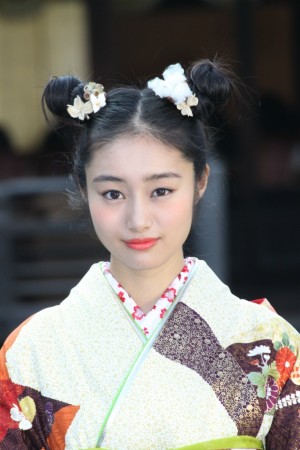 忽那汐里、2014年オスカープロモーション晴れ着撮影会にて