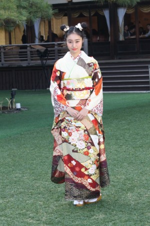 忽那汐里、2014年オスカープロモーション晴れ着撮影会にて