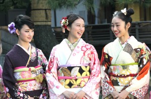 剛力彩芽、武井咲、忽那汐里、2014年オスカープロモーション晴れ着撮影会にて