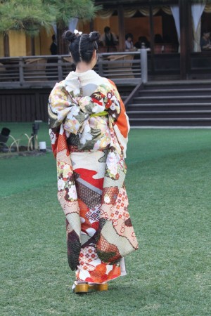 忽那汐里、2014年オスカープロモーション晴れ着撮影会にて