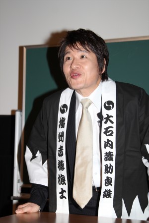 47人の美女に対し、映画『47RONIN』のモチーフとなった“忠臣蔵”の特別講義を行った林修先生