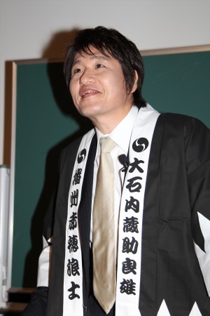 47人の美女に対し、映画『47RONIN』のモチーフとなった“忠臣蔵”の特別講義を行った林修先生