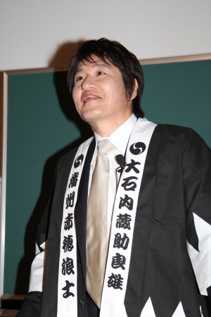 47人の美女に対し、映画『47RONIN』のモチーフとなった“忠臣蔵”の特別講義を行った林修先生