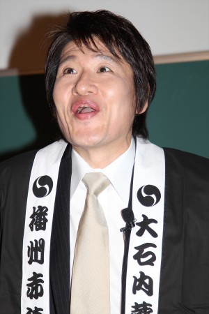 47人の美女に対し、映画『47RONIN』のモチーフとなった“忠臣蔵”の特別講義を行った林修先生