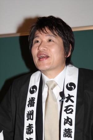 47人の美女に対し、映画『47RONIN』のモチーフとなった“忠臣蔵”の特別講義を行った林修先生