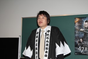 47人の美女に対し、映画『47RONIN』のモチーフとなった“忠臣蔵”の特別講義を行った林修先生
