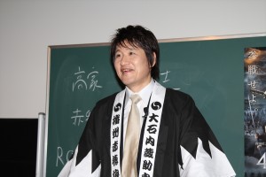 47人の美女に対し、映画『47RONIN』のモチーフとなった“忠臣蔵”の特別講義を行った林修先生