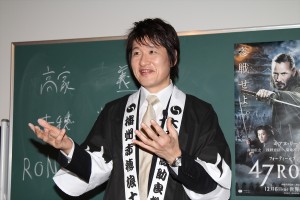 47人の美女に対し、映画『47RONIN』のモチーフとなった“忠臣蔵”の特別講義を行った林修先生