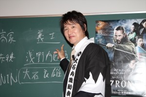 47人の美女に対し、映画『47RONIN』のモチーフとなった“忠臣蔵”の特別講義を行った林修先生