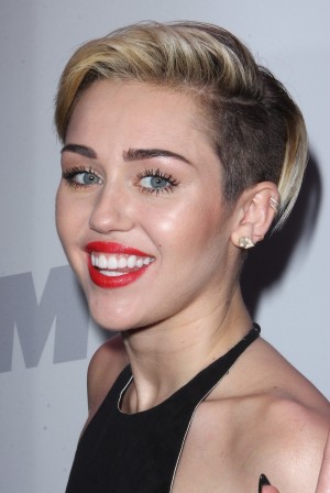 MTV「2013年のベスト・アーティスト」で1位に選ばれたマイリー・サイラス