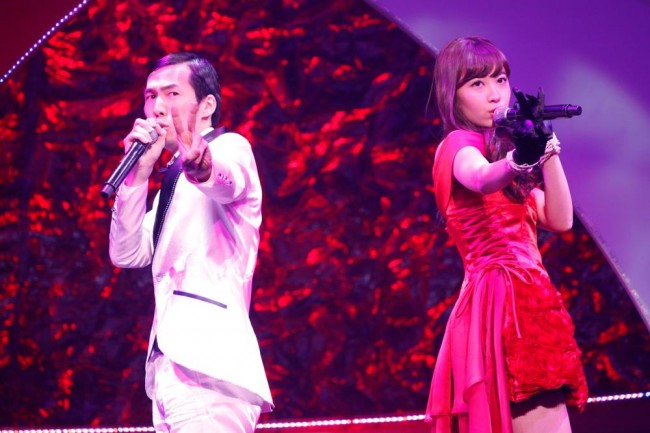 「第3回 AKB48紅白対抗歌合戦」でスタッフの北川謙二とデュエットをした小嶋陽菜