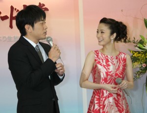 「第55回 輝く!日本レコード大賞」記者会見に出席した司会の安住紳一郎と上戸彩