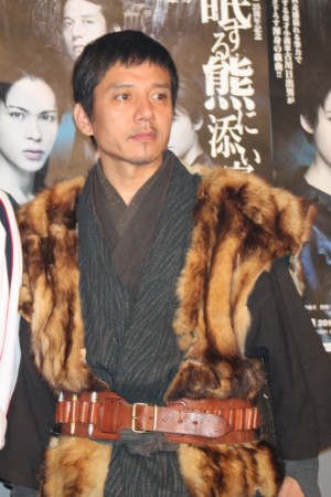 勝村政信、『冬眠する熊に添い寝してごらん』フォトコール&囲み取材にて