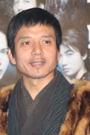 勝村政信、『冬眠する熊に添い寝してごらん』フォトコール&囲み取材にて