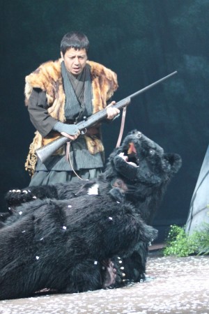 勝村政信、『冬眠する熊に添い寝してごらん』フォトコール&囲み取材にて