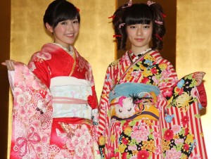AKB48グループ成人式記念撮影会の模様 渡辺麻友と島崎遥香