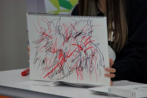 小林ゆうが絵を披露