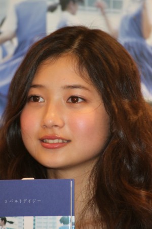 吉田まどか、第7回東宝シンデレラガール写真集「Afterschool コバルトデイジー」発売記念記者会見