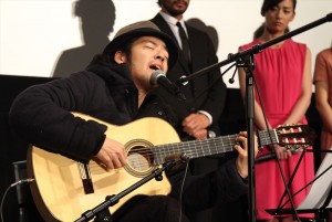 『ニシノユキヒコの恋と冒険』初日舞台あいさつで主題歌を歌う七尾旅人
