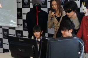 『HOUNDS』をプレイ中の様子