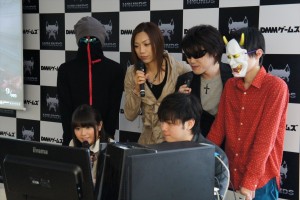 『HOUNDS』をプレイ中の様子