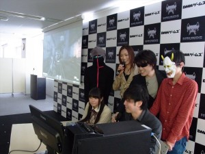 『HOUNDS』をプレイ中の様子