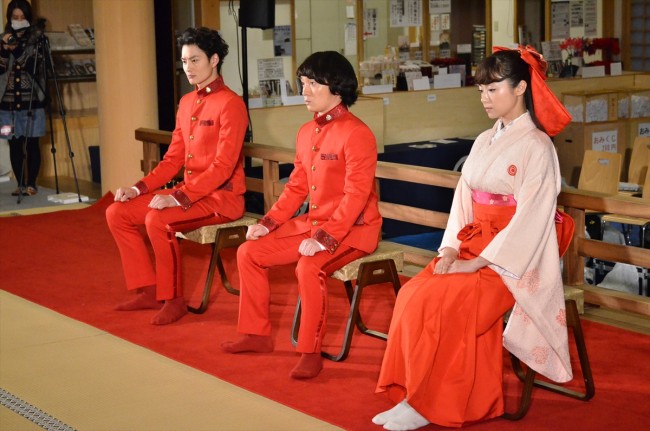 『偉大なる、しゅららぼん』劇中衣裳で祈祷を受けた岡田将生、濱田岳、深田恭子の3人