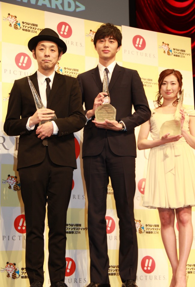 左から「ニューウェーブアワード」を受賞した宮藤官九郎、東出昌大、武田梨奈
