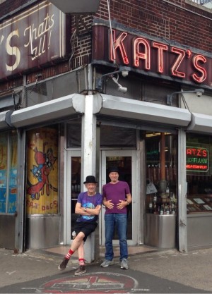 パトリック・スチュワート&イアン・マッケラン、お揃いのボーラー・ハットでお茶目な二人