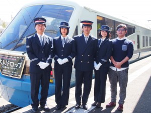 橋本愛、 『大人ドロップ』伊豆凱旋イベントでは「一日ミス伊豆急」に!(左から2番目)