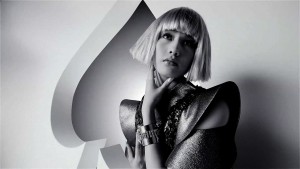 橋本愛がファッションモデル役をクールに決める!