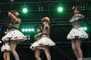 乃木坂46交換留学生の生駒里奈、AKB48新チームBとして初パフォーマンスを披露!