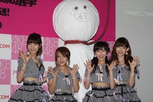 まゆゆ命名の“青天くん”と一緒に! 左から高柏木由紀、高橋みなみ、渡辺麻友、小嶋陽菜