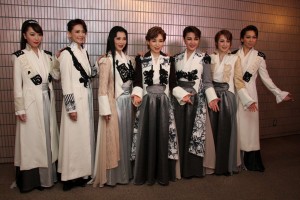 囲み取材に応じてくれた、(左から)貴城、姿月、高嶺、杜、麻路、稔、湖月